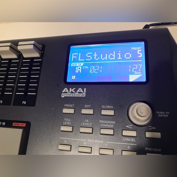 AKAI PROFESSIONAL MPD26 USB/MIDI Pad Control Mixer Music Beats Hiphop Edm Trance - Picture 2 of 15